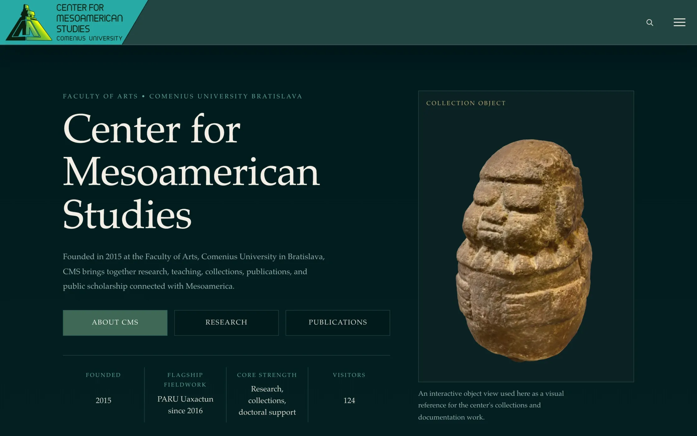 Úvod webu mesoamerica.eu: názov výskumného centra a interaktívny 3D model kamenného mezoamerického artefaktu.